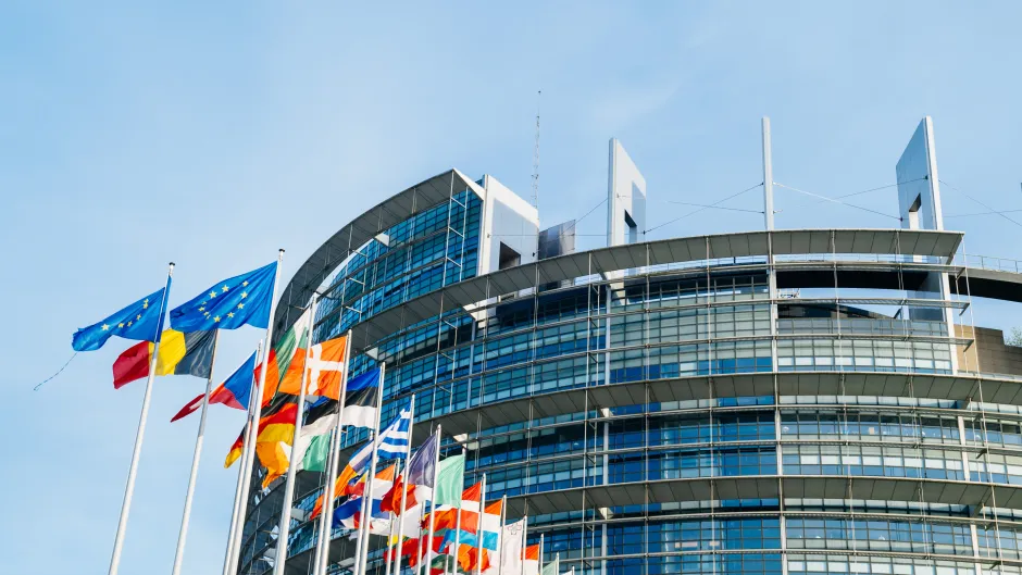 EU-Gebäude vor EU-Flaggen